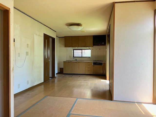 福生市熊川　中古戸建の居間・リビング|LDK約8.5帖＋和室約6帖