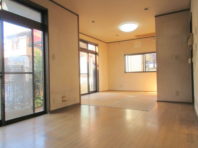 福生市熊川　中古戸建の居間・リビング|自然光がたっぷり室内に降り注ぎ、居心地のよいリビングです。