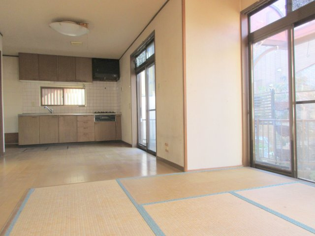 福生市熊川　中古戸建の居間・リビング|ご家族の会話がはずむ、開放的なＬＤＫ