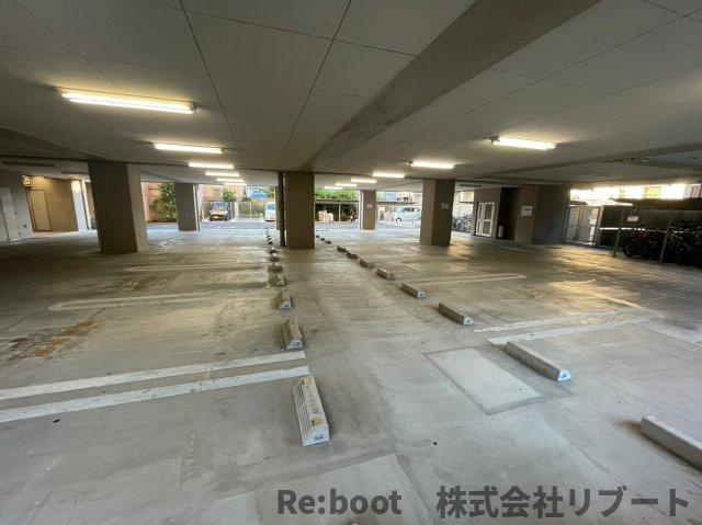 レジディア浦安の駐車場