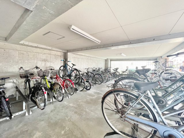 グローバル洛西口 3階の駐輪場