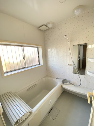 【浴室】 | 本庄市下野堂　中古住宅   | 現地(2023年10月撮影)