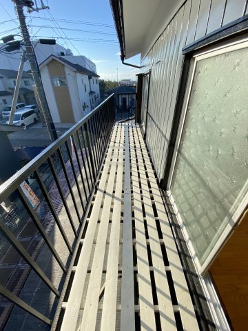 【バルコニー】 | 本庄市下野堂　中古住宅   | 現地(2023年10月撮影)