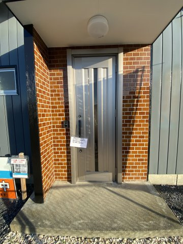 【玄関】 | 本庄市下野堂　中古住宅   | 現地(2023年10月撮影)