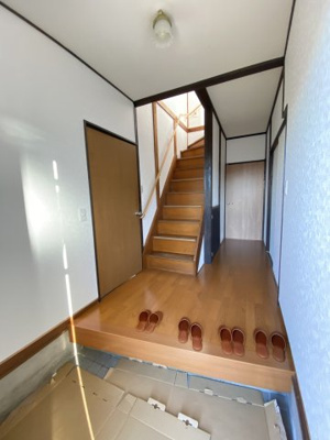 【玄関】 | 本庄市下野堂　中古住宅   | 現地(2023年10月撮影)