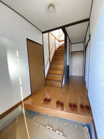 【玄関】 | 本庄市下野堂　中古住宅   | 現地(2023年10月撮影)