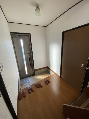 【玄関】 | 本庄市下野堂　中古住宅   | 現地(2023年10月撮影)