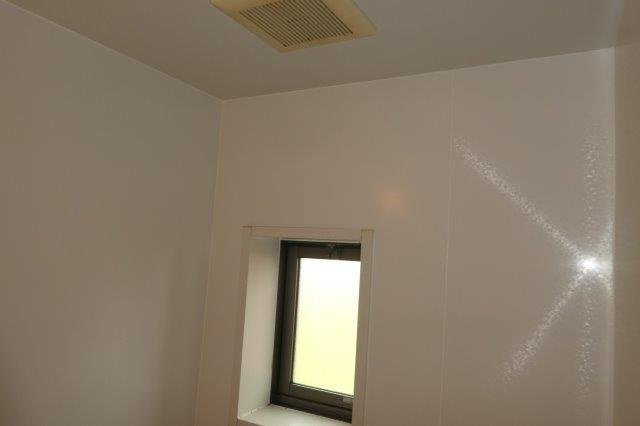 ペルレAの浴室|浴室窓・換気扇