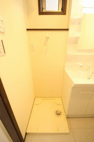 ラ・ファミーユの洗面所|室内洗濯機置場です