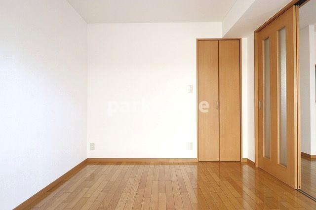 イーリスハイツC棟の洋室|コンパクトで使いやすい洋室です