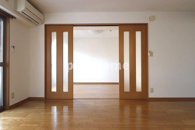 イーリスハイツC棟の居間・リビング|こちらの居間で趣味の時間をお楽しみください