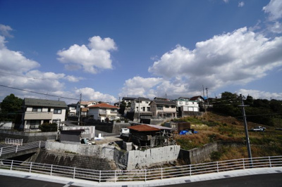 【展望】 | 【大黒柱のあるお家】西条町田口新築戸建 | 【四季を感じる】
四季の移ろい・爽やかな青空や風を感じられ
自然を愉しめるパノラマビュー。
毎日の暮らしに余裕を感じさせてくれる、
遮る物の無い開放的な眺望を是非、ご堪能ください。