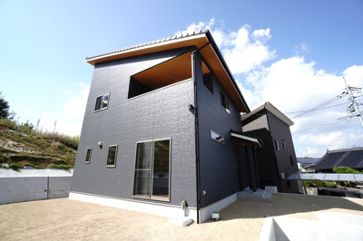 【外観】 | 【大黒柱のあるお家】西条町田口新築戸建 | 【外観】
アトランティックブルー色を採用した外壁材は、
片流れ屋根の外観を更にスタイリッシュに魅せます。
「骨格」拘って造りこまれた本物件は、
何と！玄関に7寸大の大黒柱があります！
頑丈そうですね！