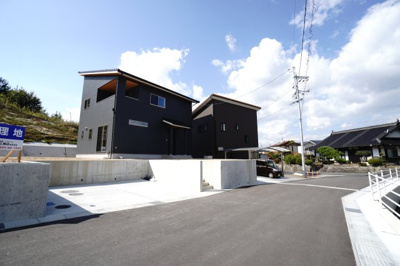 【前面道路含む現地写真】 | 【大黒柱のあるお家】西条町田口新築戸建 | 【駐車場等】
駐車スペースには大型SUVが2台は楽に停められる。
前面道路が6m以上あるので、車庫入れもし易い！
道路も袋小路の構造となっているので、お子さん達も安心。
その他、自転車も数台置けます
