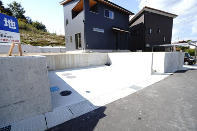 【駐車場】 | 【大黒柱のあるお家】西条町田口新築戸建 | 現地（2023年10月18日11：00頃）撮影