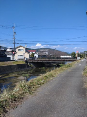 【前面道路含む現地写真】 | 土佐市高岡町甲　中古住宅 | リバーサイド　開放感あります