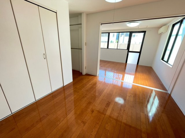 レジデント京泊の洋室