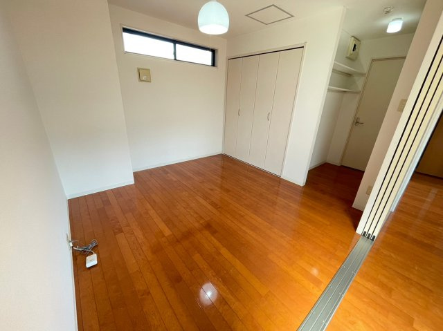 レジデント京泊の洋室