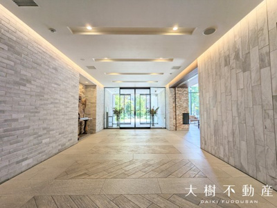 【エントランス】 | 海老名ザ・レジデンス　6階　3ＬＤＫ | オットロックからマンション内へ入ると高級感あふれるラウンジへと続く通路