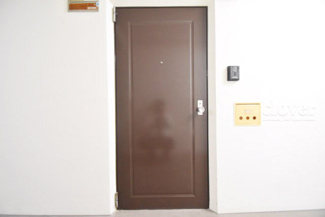 【その他共用部分】 | 皆様をお迎えする、お部屋の玄関ドア。開けやすさや開放角度、ドアノブの操作しやすさや鍵の形状などを、現地で一度ご確認ください。～即日のご見学可能～　お問合せはお気軽にどうぞ。