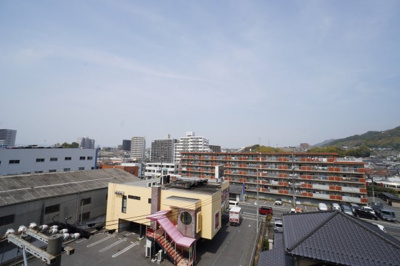 【展望】 | 【上質リノベ】クレアセトル船越南 | 【四季を感じる】
四季の移ろい・爽やかな青空や風を感じられ
自然を愉しめるパノラマビュー。
毎日の暮らしに余裕を感じさせてくれる、
遮る物の無い開放的な眺望を是非、ご堪能ください。