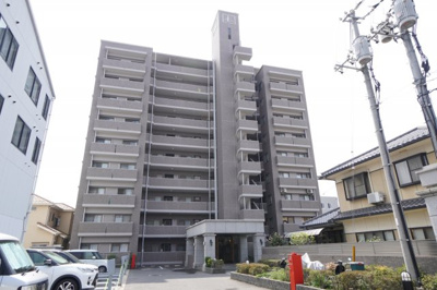 【外観】 | 【上質リノベ】クレアセトル船越南 | 【耐震性】
耐震性の高さを判断するポイントは、
建築確認申請日が1981年6月1日以降の
新耐震基準に適合しているかどうか。
震度６程度の大地震でも
建物が崩壊しないレベルが基準になりました。