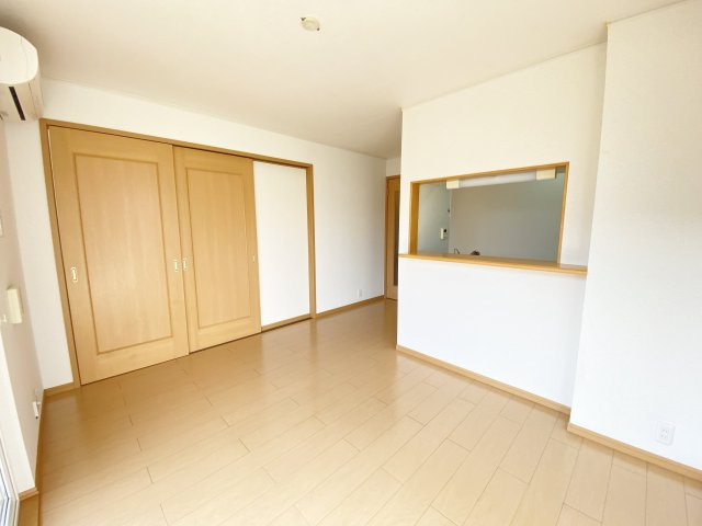 【居間・リビング】 | レットル・ダムール　Ⅲ | ※同物件、別のお部屋の写真です