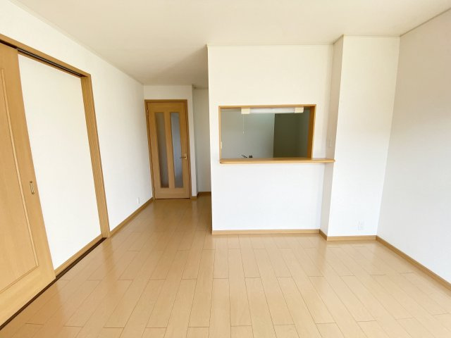 【居間・リビング】 | レットル・ダムール　Ⅲ | ※同物件、別のお部屋の写真です