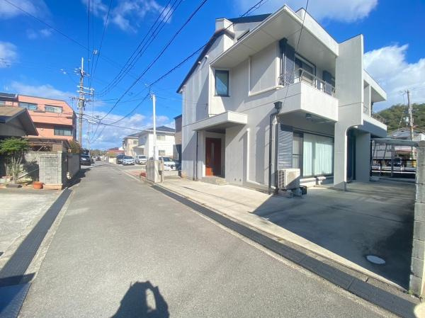 和歌山市西浜　中古戸建の前面道路含む現地写真|学区の雑賀小学校は約549m（徒歩約7分）、西浜中学校は約2088m（自転車約9分）