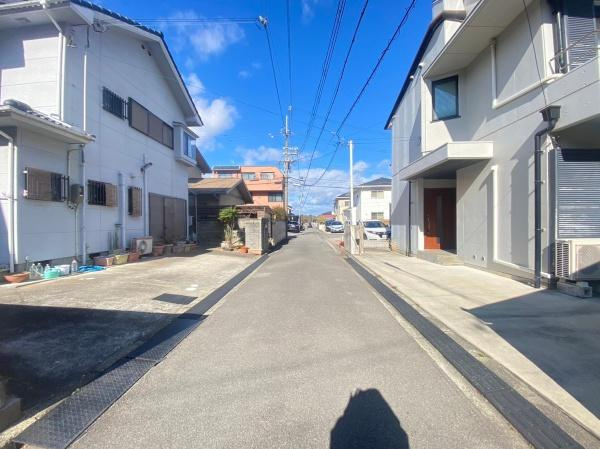 和歌山市西浜　中古戸建の前面道路含む現地写真|道路幅員広々でラクラク駐車できます♪