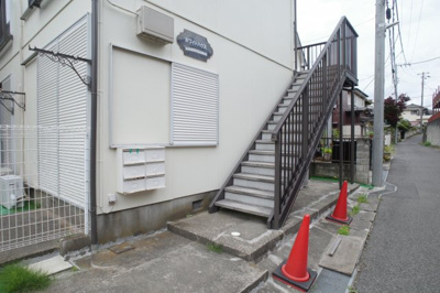【エントランス】 | ホワイトハウス | 建物は積水ハウスの賃貸アパート。