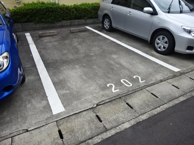 明石市中朝霧丘のアパートの駐車場