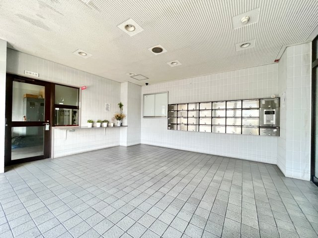 デルフィ西大路 2階のエントランス