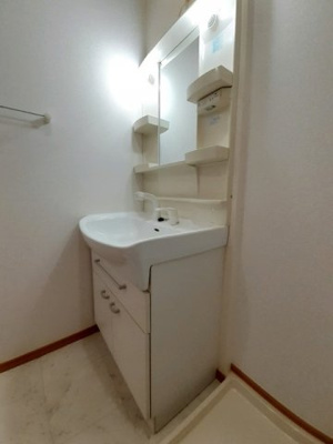 【洗面所】 | リヴァーサイド意宇Ⅵ | コンパクトで使いやすい洗面所