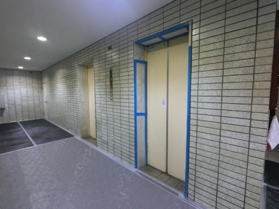 【その他共用部分】 | 横浜根岸ダイヤモンドマンション | お買い物時やベビーカーの出し入れに便利なエレベーター付です。混雑時にも便利なエレベーター2基付です。