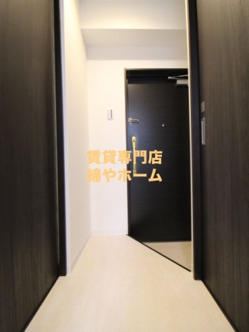 NU岸里駅前の玄関|明るい玄関です