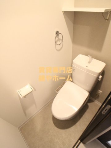 NU岸里駅前のトイレ|落ち着いた色調のトイレです