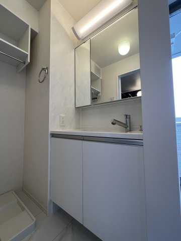 マルベリーの独立洗面台|洗髪洗面台、鏡の裏に小物類、収納できます。