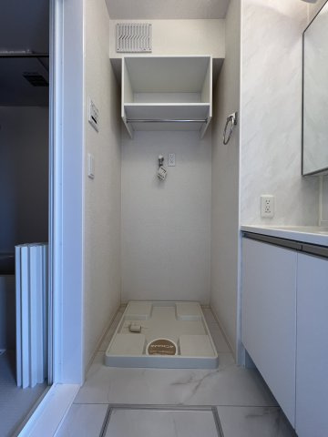 マルベリーの洗面所|洗濯機置き場です。上部に棚があり、洗剤やタオル等を収納できます。