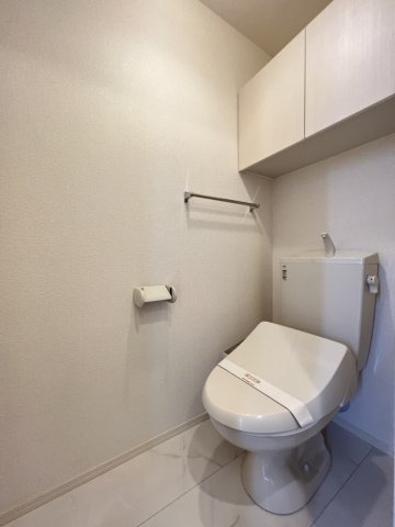 マルベリーのトイレ|温水洗浄暖房便座付き、棚があり、トイレットペーパーのストック等を収納できます。