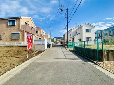 【前面道路含む現地写真】 | ☆整形地３９坪！旧開発分譲地内の整った住宅街☆仲介手数料不要／綾瀬市上土棚中２丁目 | 前面道路は約５mの車同士でもすれ違える幅員があります(^_-)-☆交通量も少なめなので穏やかさも感じます。