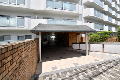 【エントランス】 | 豊中メゾン桃山台1号棟 | エイブルだけの嬉しいサービス、ご用意しております。詳細は、お気軽に当社までお問合せ下さいませ！