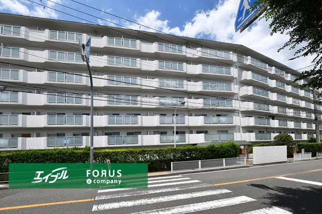 【外観】 | 豊中メゾン桃山台1号棟 | 物件を比較検討したいお客様には、「物件比較見学プラン」をご用意しております。こちらの物件だけでなく、お客様の希望に沿った物件を、いくつかまとめてご案内させて頂きます。