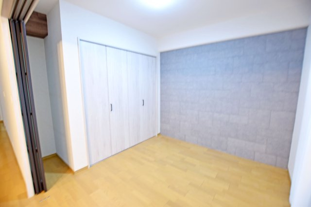 イスズハイツベル夙川公園の洋室|-洋室6.0帖-
リビングダイニングとの繋がりが生まれる空間は、暮らし方で自由に使い方を変えられるスペースに◎
