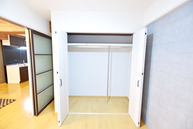 イスズハイツベル夙川公園の洋室|全居室収納スペースがあり、枕棚とハンガーレールを設置しております。