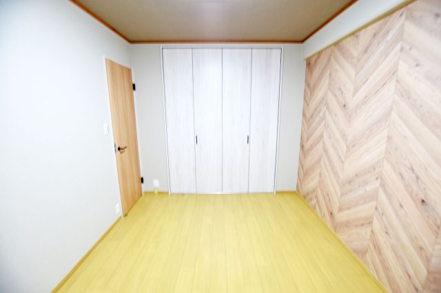 イスズハイツベル夙川公園の洋室|-サービスルーム6.0帖-
各部屋にアクセントクロスが用いられており、お部屋ごとで雰囲気を変えて楽しむことができます。