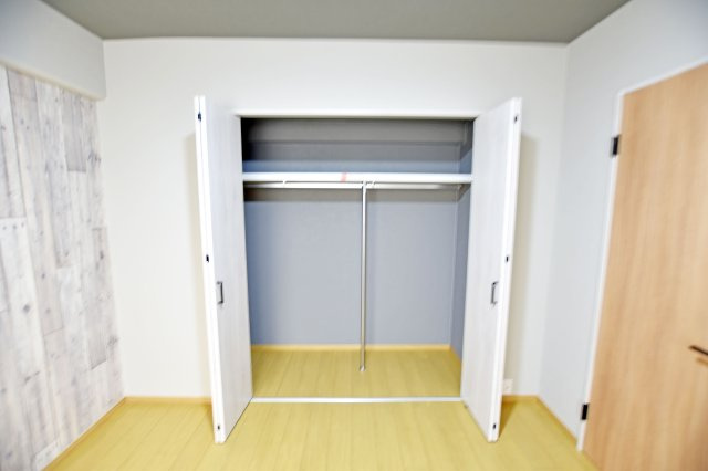 イスズハイツベル夙川公園の洋室|-洋室5.6帖-
全居室収納スペースがあり、枕棚とハンガーレールを設置しております。