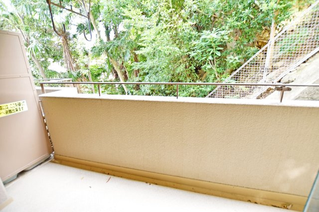 イスズハイツベル夙川公園のバルコニー|陽射しが差込む南面バルコニーは晴れた日には洗濯物が良く乾きます。
お天気の良い日にはバルコニーに出てグッと伸びをしたり、深呼吸をしてリフレッシュもいいですね。