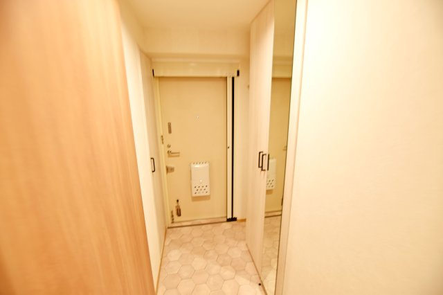 イスズハイツベル夙川公園の玄関|シューズボックス付きの玄関で、いつでも玄関回りをすっきりと保てます。