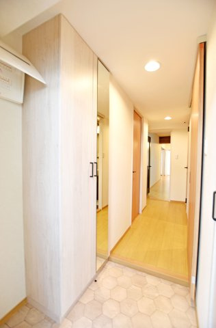 イスズハイツベル夙川公園の玄関|十分な容量のシューズボックスを完備。
扉を閉めると姿見になるので、お出かけ前に身だしなみチェックができます。